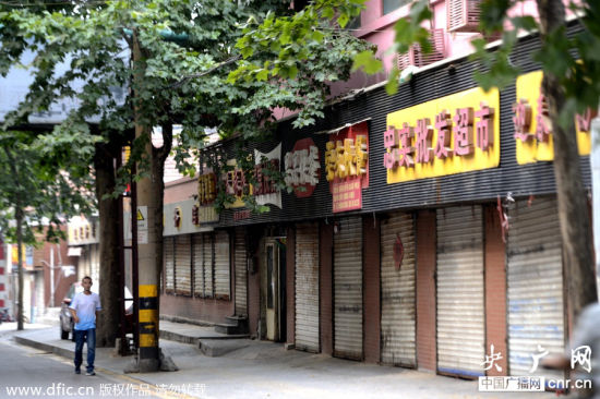 2014年7月1日,濟(jì)南市數(shù)百家個(gè)體經(jīng)營(yíng)的快餐店、海鮮店、燒烤店等餐飲店全部大門緊閉,昔日門前擺滿桌椅擠滿人的場(chǎng)面沒(méi)有了,只有空蕩蕩的街道。 2014年7月1日,濟(jì)南市數(shù)百家個(gè)體經(jīng)營(yíng)的快餐店、海鮮店、燒烤店等餐飲店全部大門緊閉,昔日門前擺滿桌椅擠滿人的場(chǎng)面沒(méi)有了,只有空蕩蕩的街道。