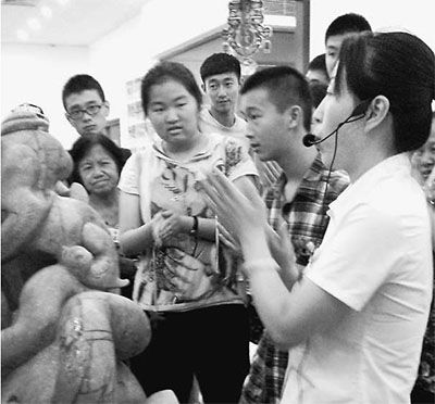 圖為在“玉器博物館”,導(dǎo)購員正在推銷。 本報記者 蔣云龍攝 圖為在“玉器博物館”,導(dǎo)購員正在推銷。 本報記者 蔣云龍攝