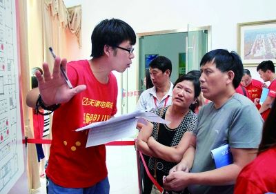 天津電商城的工作人員向前來(lái)探點(diǎn)兒的北京商戶介紹情況攝/法制晚報(bào)記者 石愛(ài)華 天津電商城的工作人員向前來(lái)探點(diǎn)兒的北京商戶介紹情況攝/法制晚報(bào)記者 石愛(ài)華