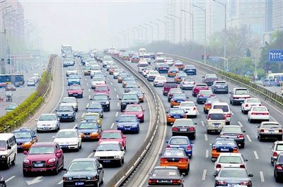 擁堵讓公路成了停車場 擁堵讓公路成了停車場