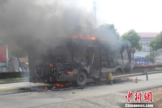 圖為公交車著火現(xiàn)場。 房佳濱 攝 圖為公交車著火現(xiàn)場。 房佳濱 攝