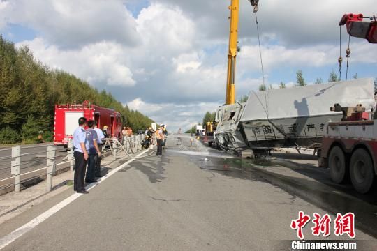 28日12時許，黑龍江省哈同高速300公里路段(依蘭縣境內)，一輛運鈔車在行駛過程中，由于爆胎導致側翻，所幸沒有造成人員傷亡。圖為事故救援現場　鞏鳳祥　攝