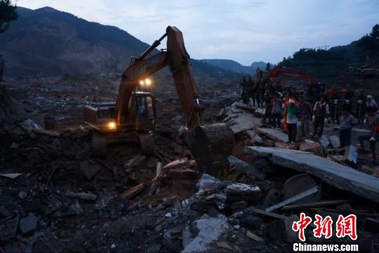 貴州福泉山體滑坡已造成14人遇難,22人受傷,11人失聯(lián)。貴州省長陳敏爾在災難現(xiàn)場提出把救人放在第一位,抓好災情原因調(diào)查, 王晶 攝 貴州福泉山體滑坡已造成14人遇難,22人受傷,11人失聯(lián)。貴州省長陳敏爾在災難現(xiàn)場提出把救人放在第一位,抓好災情原因調(diào)查, 王晶 攝
