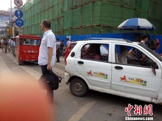 盡管進行了整治,濟南火車站不遠處的路口,仍然有黑出租出沒。 曲成蘭 攝 盡管進行了整治,濟南火車站不遠處的路口,仍然有黑出租出沒。 曲成蘭 攝