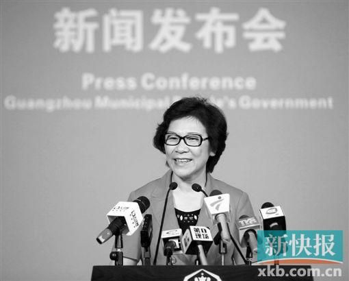 副市長(zhǎng)貢兒珍回答記者提問(wèn)。寧彪/攝 副市長(zhǎng)貢兒珍回答記者提問(wèn)。寧彪/攝