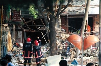 昨日5時許,朝陽左家莊北里12號樓發生爆燃事故致2死8傷,消防員正查看爆炸現場。圖/東方IC 昨日5時許,朝陽左家莊北里12號樓發生爆燃事故致2死8傷,消防員正查看爆炸現場。圖/東方IC