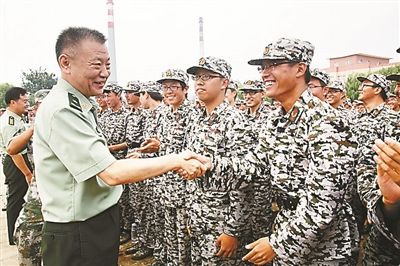 北京衛(wèi)戍區(qū)司令員檢查北大學生軍訓 北京衛(wèi)戍區(qū)司令員檢查北大學生軍訓