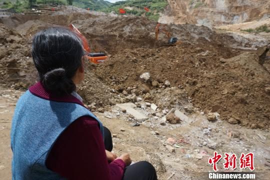 8月30日,73歲的周開秀頂著烈日,守候救援人員搜救自己的孫女。 王晶 攝 8月30日,73歲的周開秀頂著烈日,守候救援人員搜救自己的孫女。 王晶 攝