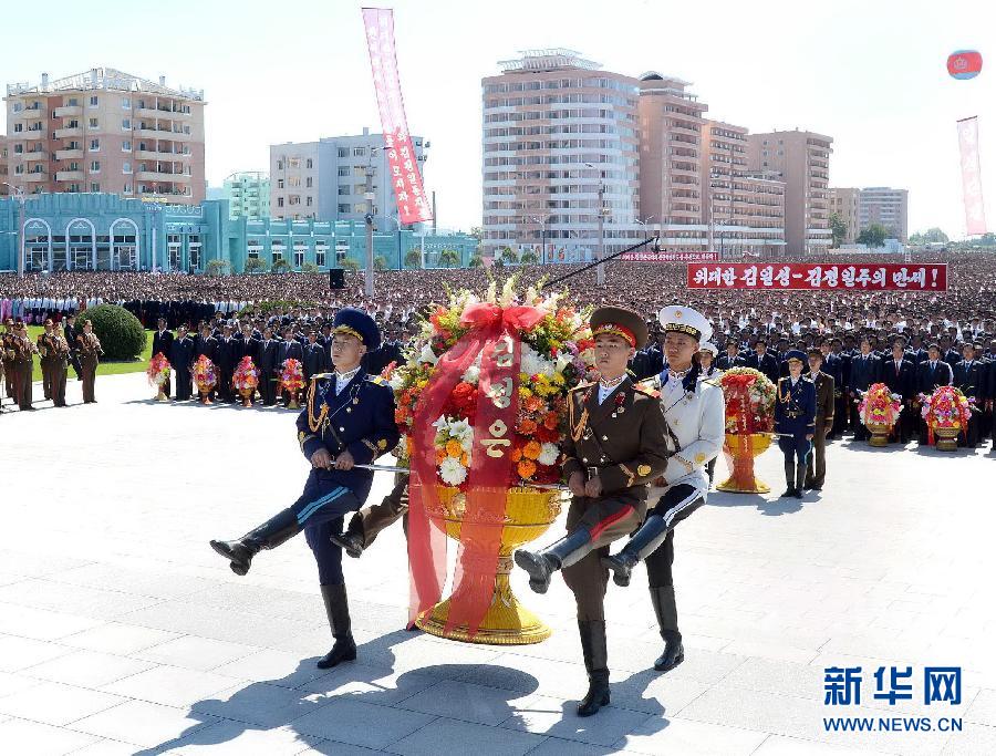 (XHDW)(2)朝鮮民眾向領袖銅像獻花慶祝國慶