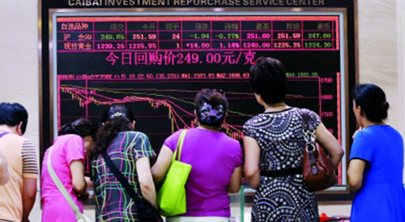 【股票熱】股市近期強(qiáng)勁上漲，重燃股民熱情，就連之前熱炒黃金、房地產(chǎn)而出名的“中國(guó)大媽”們也投入炒股行列，券商營(yíng)業(yè)部掀起一波開戶潮。在北京馬甸橋附近一家券商營(yíng)業(yè)廳看盤的大媽說，“中國(guó)大媽”之前炒房、炒黃金，但目前股市行情很不錯(cuò)，她近日就在鄰居帶領(lǐng)下新開股票帳戶，“就現(xiàn)在市場(chǎng)的行情看，真是炒房、炒金不如炒股票”。