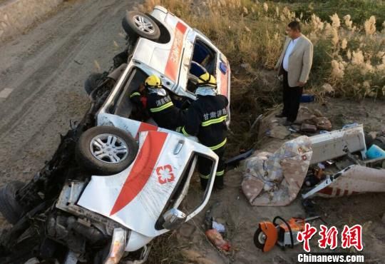 10月12日7時(shí)許，一輛救護(hù)車從新疆烏魯木齊向河南轉(zhuǎn)運(yùn)1名重癥病人，行至連霍高速甘肅玉門附近，發(fā)生側(cè)翻沖下高速。中國新聞網(wǎng) 鐘欣 攝
