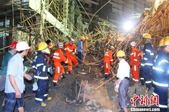 現場有公安、消防、施工方工作人員和當地群眾近百人投入救援中。 章肖 攝  