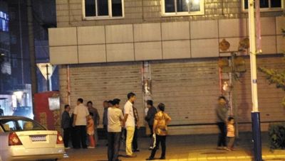 9月6日，地震發生后，群眾聚集在涿鹿縣街頭。新華社發