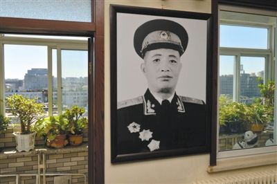 9月3日，在李中權(quán)將軍生前的居所內(nèi)，他曾經(jīng)親手打理過的綠植在陽臺(tái)上仍是一片翠綠。新京報(bào)記者 吳江 攝