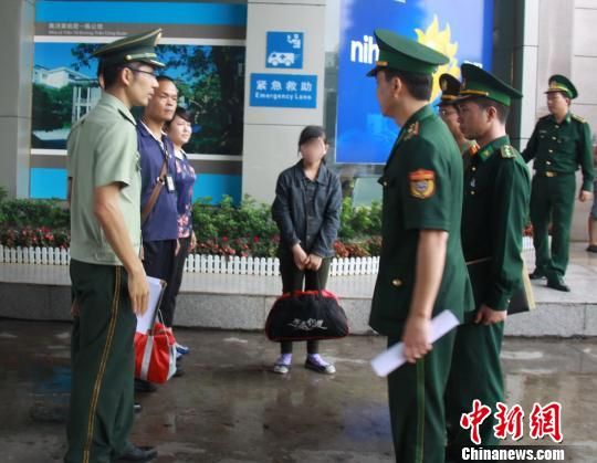 圖為獲解救的13歲越南少女通過東興口岸回國。 黃卓 攝 圖為獲解救的13歲越南少女通過東興口岸回國。 黃卓 攝