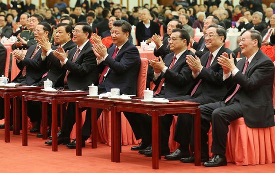 2016年2月6日,中共中央、國務院在北京人民大會堂舉行2016年春節團拜會。黨和國家領導人習近平、李克強、張德江、俞正聲、劉云山、王岐山、張高麗等同首都各界人士歡聚一堂,共慶佳節。 新華社記者 龐興雷 攝