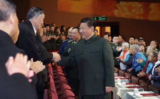 2016年1月28日,中央軍委慰問駐京部隊老干部迎新春文藝演出在北京舉行。中共中央總書記、國家主席、中央軍委主席習近平出席,向在場的軍隊老同志,向全軍離退休老干部,致以新春問候和祝福。新華社記者 李剛 攝