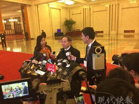 教育部部長袁貴仁在經過“部長通道”時接受采訪