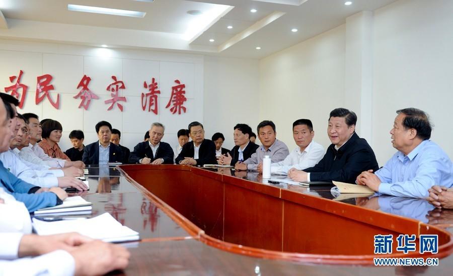 圖為：2014年 5月9日至10日，中共中央總書記、國家主席、中央軍委主席習近平在河南省考察工作。這是5月9 日下午，習近平在尉氏縣張市鎮同鎮村干部和村民代表座談。