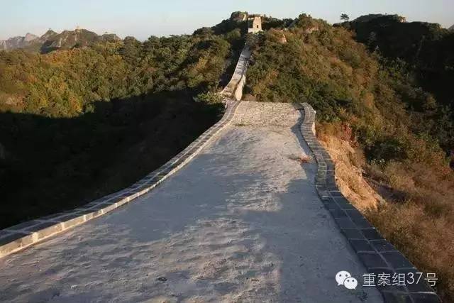 修繕后的小河口長城，有網友形容為“一條窄窄的水渠里盛滿了固體的無法流動的水”。 網友供圖